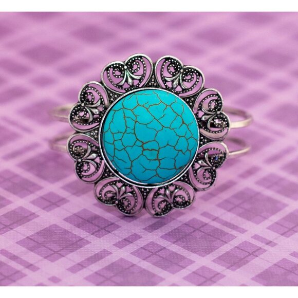 Vintage Lovely Hearts Circle Blue Hinged Bangle 1/2 inch - BX9 - Picture 1 of 4